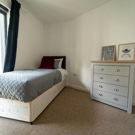 Spacious Apartment In Woking Town Centre Εξωτερικό φωτογραφία