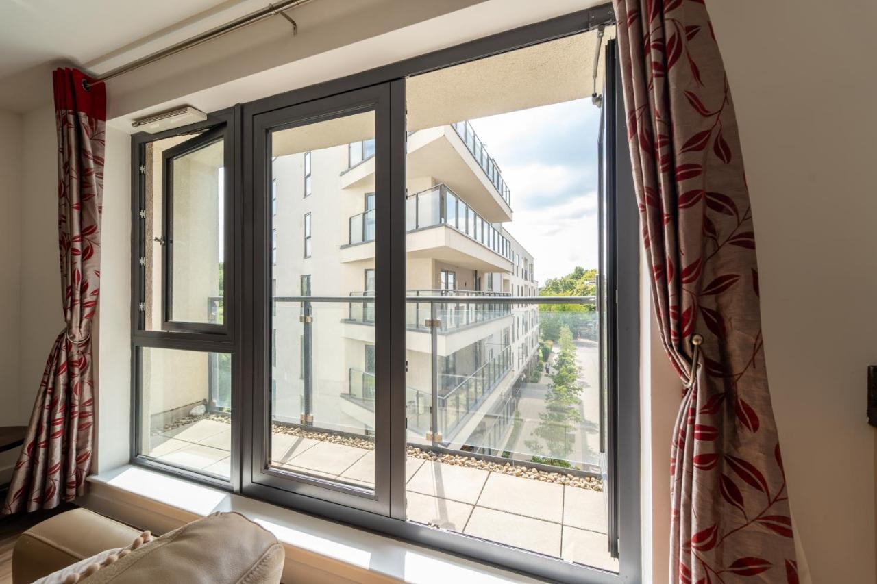 Spacious Apartment In Woking Town Centre Εξωτερικό φωτογραφία