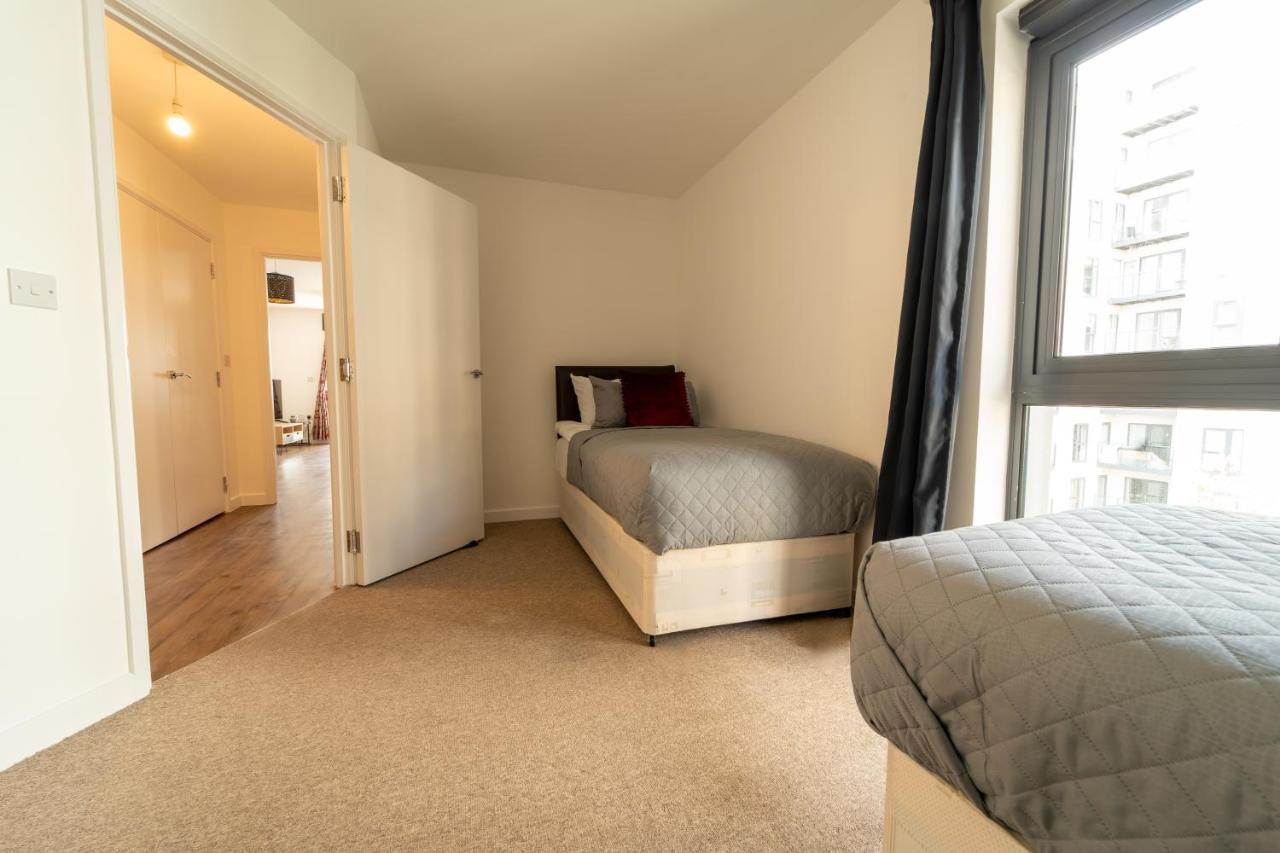 Spacious Apartment In Woking Town Centre Εξωτερικό φωτογραφία